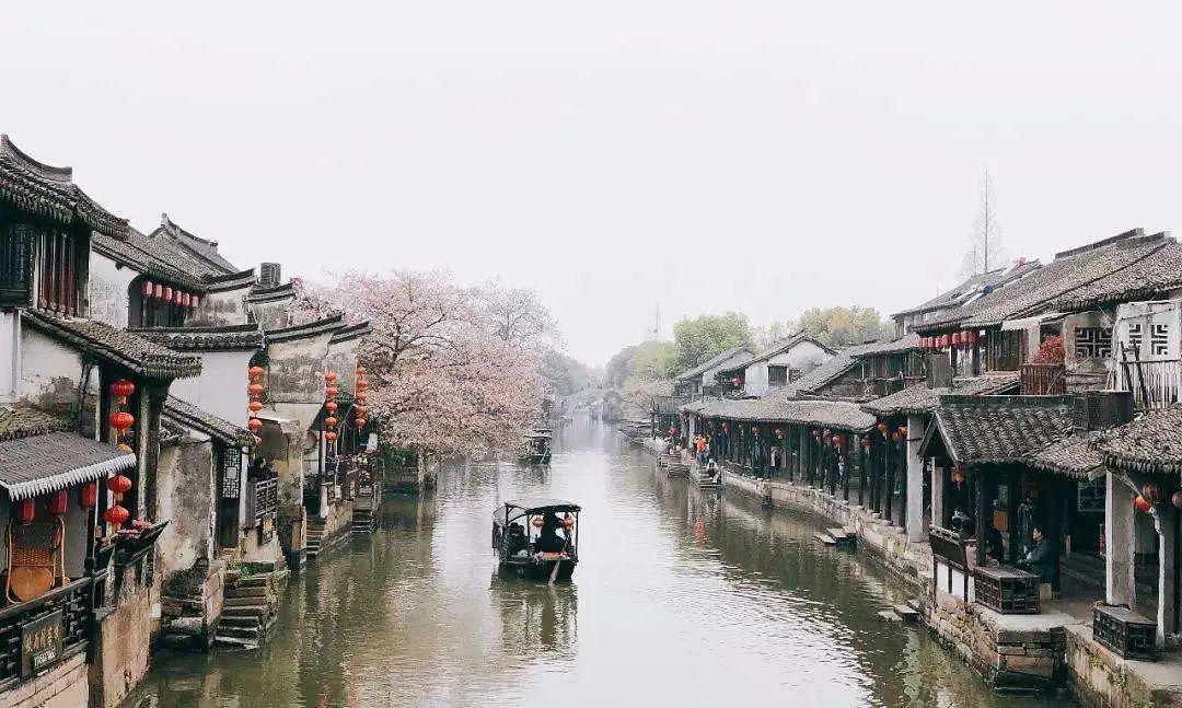 迷失在街头的男孩